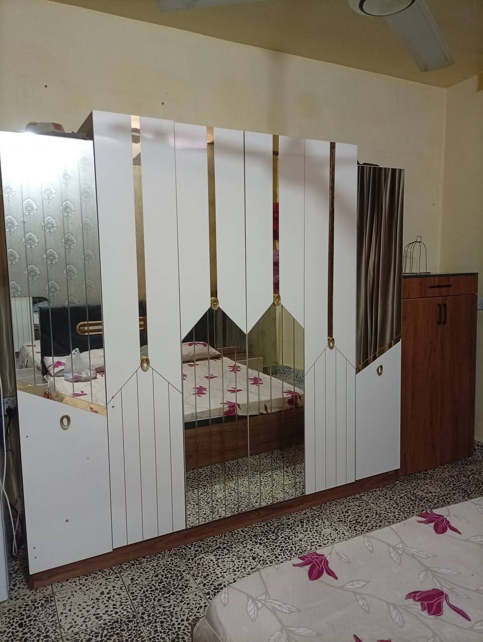 سلام عليكم غرفة نوم تركية مستعملة 7 قطع اضافة الى شازلون موجود
السعر 300 مكاني بغداد حي الجهاد 
***********
