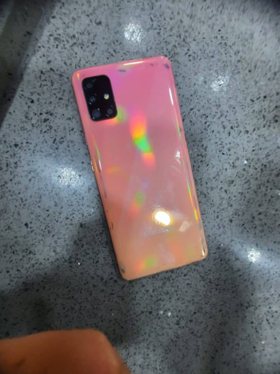 السلام عليكم A51 الجهاز خير من الله و مثل مموضح بصوره نضافته ذاكرته 128 للبيع رايده ب110 رقمي للتواصل .. *********** واتساب او اتصال
