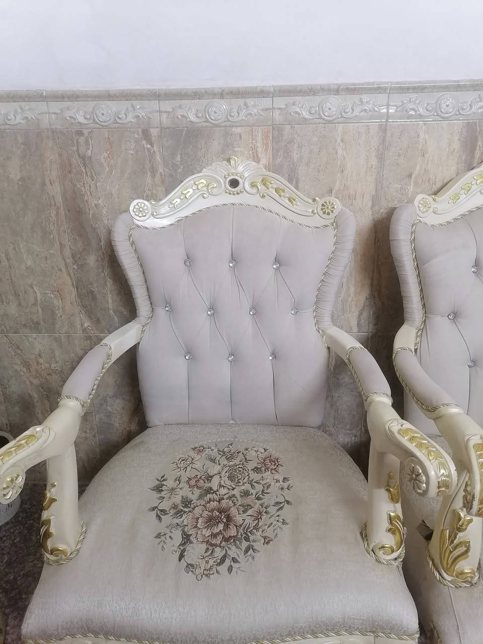 تخم للبيع عشر مقاعد لون اوف وايت السعر ٨٠٠ الف وبي مجال الاتصال على الرقم ***********
