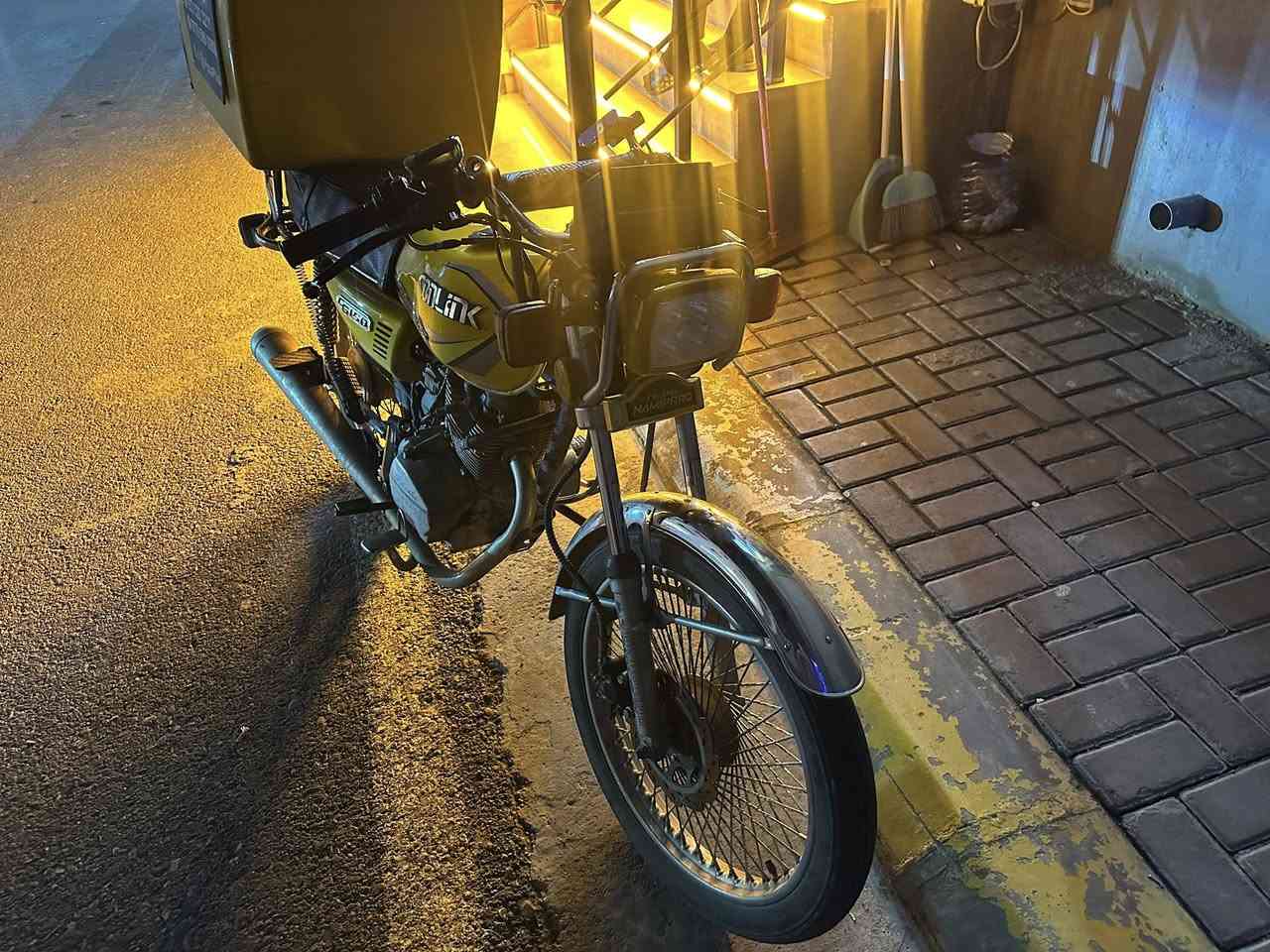 دراجه ايراني سولنك موديل 22 للبيع دارجه حلوه او كاعدع نقصها بس كلجات او كيج بركات جدد باتري جديد سماعات وياها لايت ابيض اصلي شادلها زنجيل او دشالي جدد المو شراي لا تكسر بحلال العلم رجاءً سعر 500 او بيها مجال حك الجيه ***********مكان سليمانيه بكرجو
