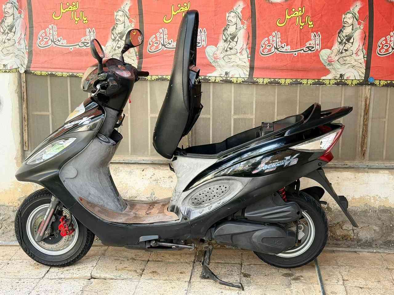 سلام عليكم شباب رجاءا اقره التفاصيل يلا تتصل السعر 825 الف م12 واليشوفهة غاليه السوك كلشي بي 
كامكو V2 رمبه كفاله عامه من محرك وكهربائيات وشلعه ومشي نعوومه وطسه تخبل دراجه بلاديه وماملعوب بيهة مختمه كلهة وجاهزه عل اخر حبايه ماعدى هذا السكن وانكسر عندي طخيت الباب بيهة 
حته وياها جيب اضافي مشدود بالجنطه وجادر 
مكاني ناصريه مركز
***********
