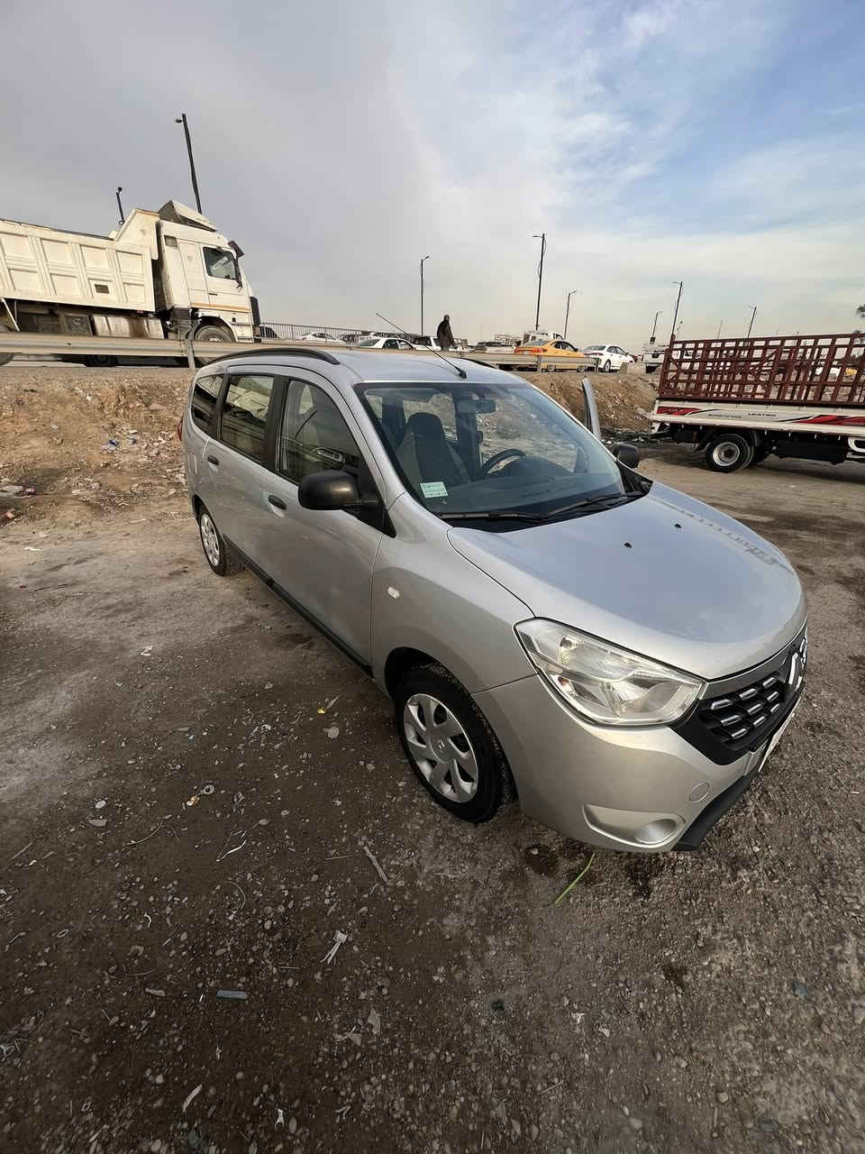 السلام عليكم رينو لودجي موديل 2019 سيارة استلمتها 2021 عليها اقساط 6 اشهر وتخلص 7راكب سيارة جاهزة اسبير مال شركة بعده وكتلوك الشركة بعده بيها طخة بالباب الخلفي صغيرة رقم بغداد لون سلفر للأستفسار ‭٠٧٧٣ ٤٤٩ ١٩٧٠‬
