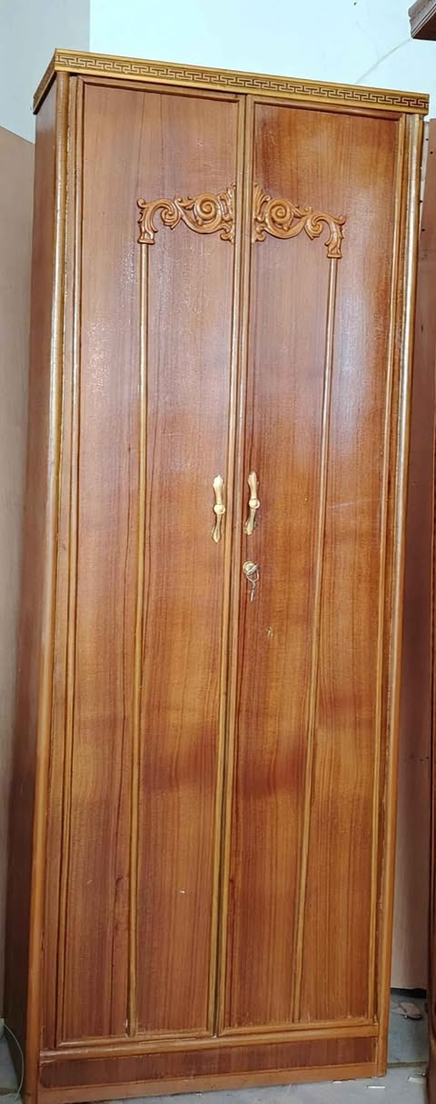 غرفة اخشاب صاج ٤ابواب كل باب وحده الظهر جرجوبة الارتفاع مترين و٢٠ والعرض مترين ونص السعر ٥٠٠ مكاني بغداد الشعلة هاتف *********** وبيه واتساب بغداد, العراق
