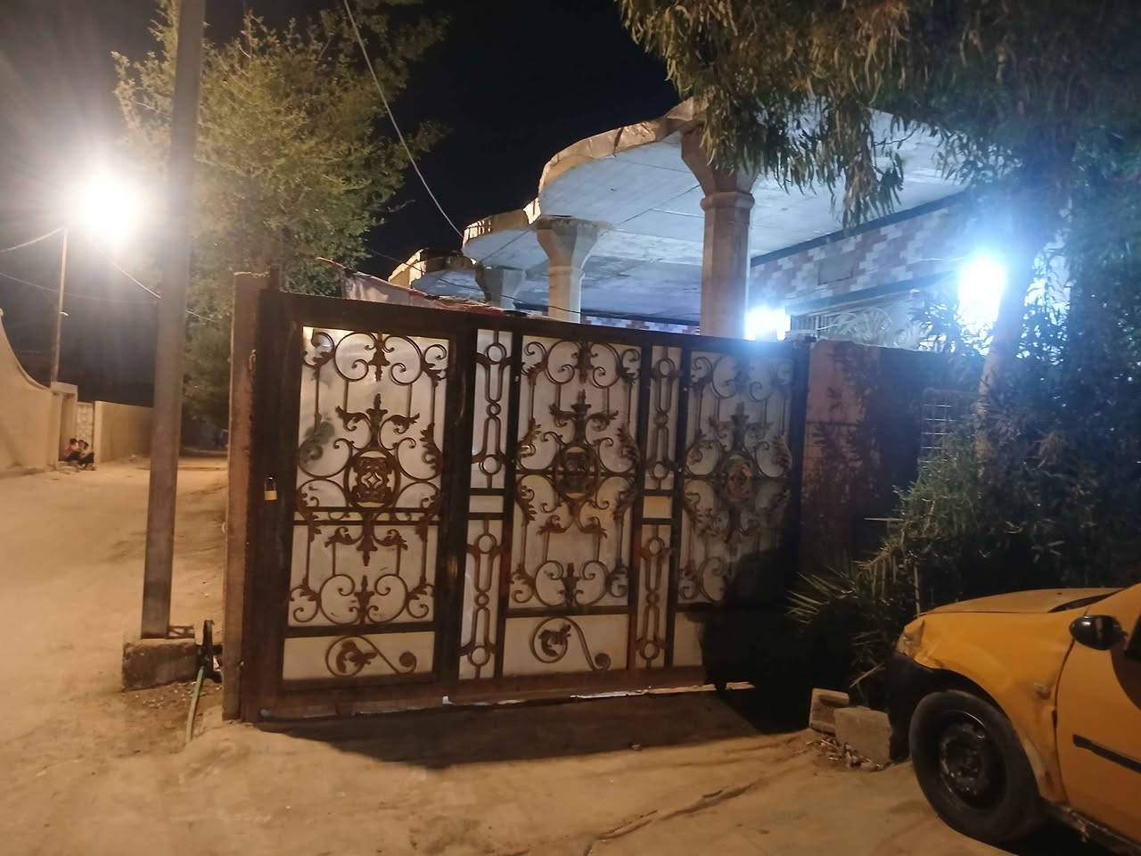 سلام عليكم بيت مساحته 300متر وتكون من غرفتين وصاله ودوانيه ومطبخ خارجي وطاريه 
الموقع حي صدرين ابو صخير السعر٣٨قفل /*********** 
➖ البصرة, العراق
