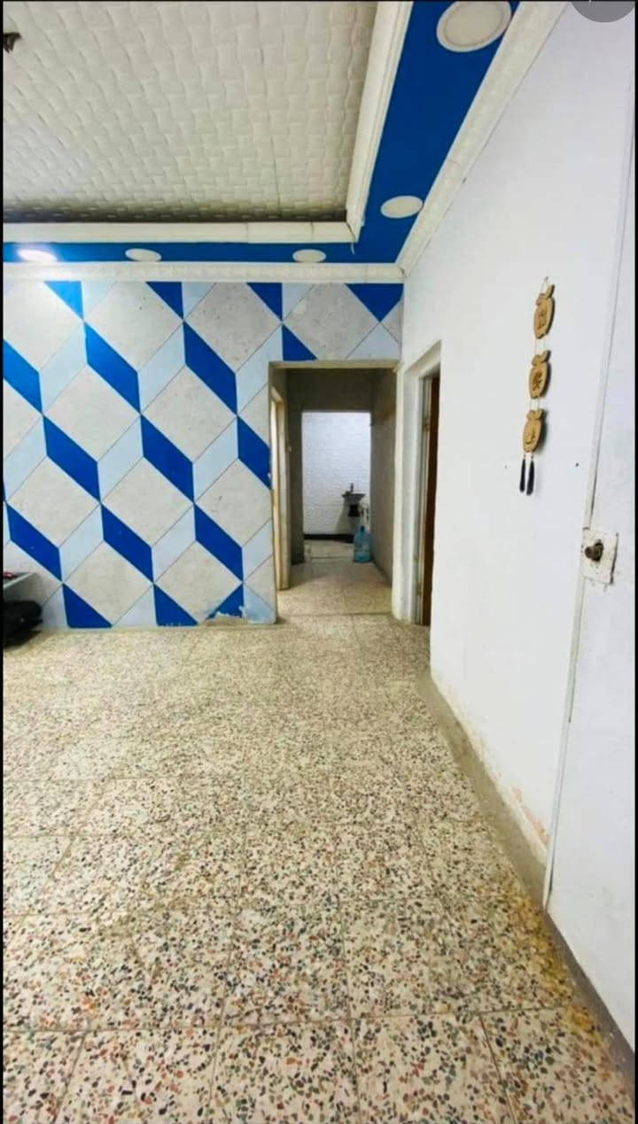 شقه للأيجار في منطقة دور الضباط قرب شارع البهو قرب اسواق الشلال 
الشقة طابق أول فوق بيت درجها معزول .. تحتوي غرفتين وصاله كبيره ومطبخ وصحيات وطارمه .. مساحتها 100 متر .. سعر الأيجار 450
📲 *********** / ***********
