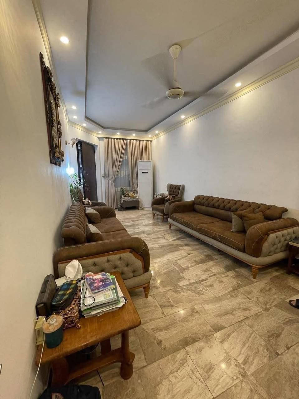 ⦿ للبيـــــــع في السيديــــــــــة ⦿ 

🕊️ 🫆

المساحة :  120م²   واجهة 6.م²& نزال 20م² 

📍الموقع : مربع جامع الاقصى 

المحتويات :
1-الطابق الاول:  غرفه وصاله ومطبخ  وحولي 
2-الطابق الثاني: 2 غرف نوم وهول داخلي كبير وخدمات نظام سويت 
3-الطابق الثالث: بيتونه سطح 

ديكورات ارضيه مرمر شبابيك المنيوم أبواب 🚪 قاصه 

للأستفسار والتواصل ***********

او زيارة 
مكتب الــــــــــــرواد للعقار 
السيدية شارع الضباط مقابل لحوم حمادة
