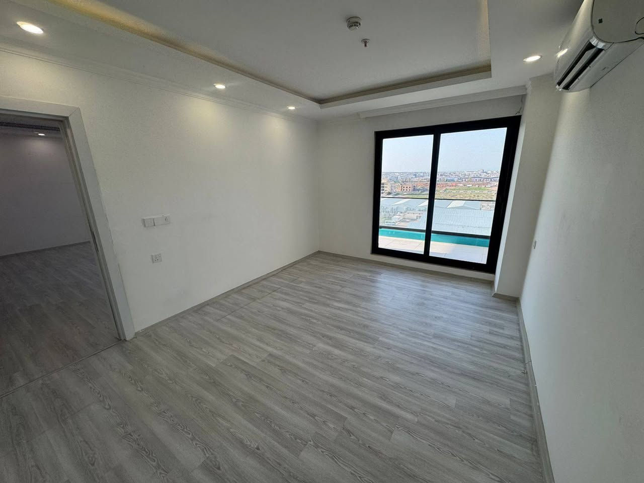 للبيع والإيجار
غرفة وصالة فارغة
مجمع واو تاور
المساحة: 100 متر
الطابق: 7
الإيجار: 400$
سعر البيع: 6 شدات ونص (قابل للتفاوض)
للتواصل:
***********
