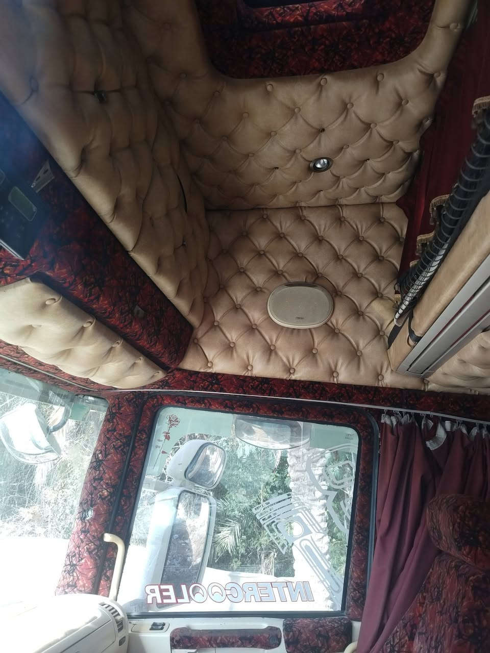 سلام عليكم سكانيه للبيع موديل 2006 سنگل امامي    فول مواصفات مكينه /8/  R500
  ثلاجه دبل جربايه كير عادي   
مربوطه وراه عربانه حداديه ثلاث محاور سياره بسمي  تحويل ثاني  يوم اتصال/ *********** / *********** مكان كربلاء \السعر ٣٧٥ بيه مجال /
