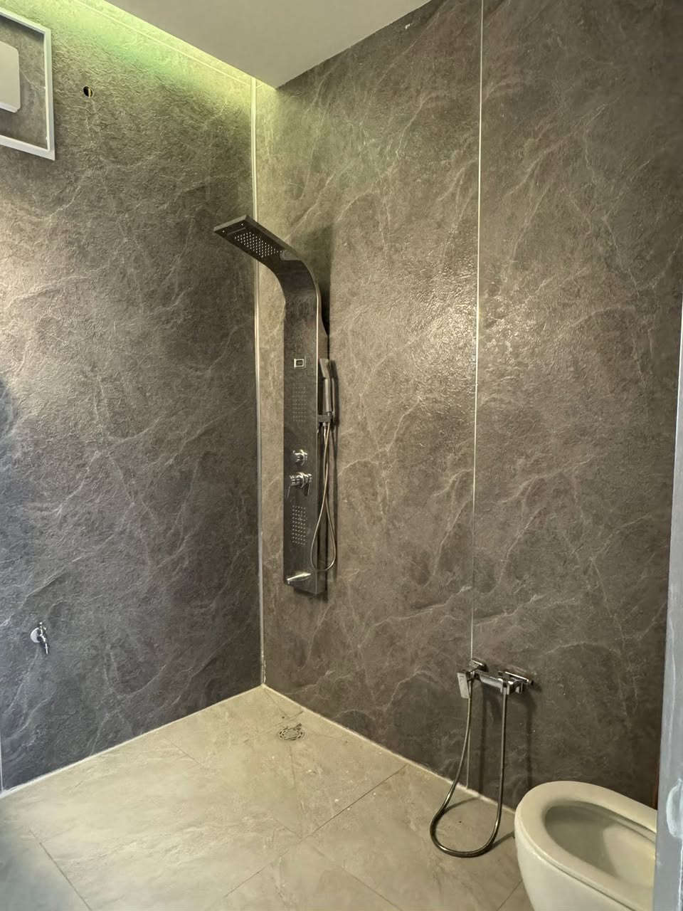 يتوفر بيت ركن مساحه ٢٠٤ م
في الجمعيات الاولى 
للاستفسار الاتصال على الرقم التالي 
***********
