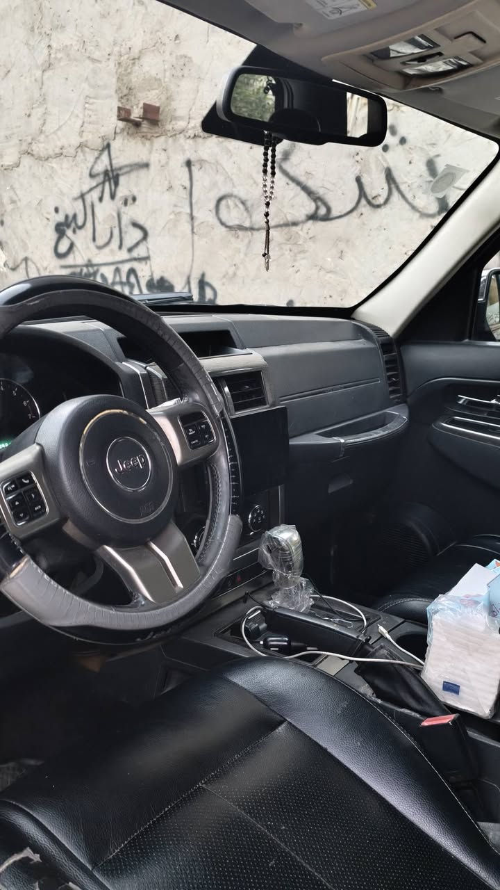 لبيع جيب لبرتي موديل 2011
سياره كلين سنوية بسمي نضيفه كشر ومكينة 

سعرها 100وبيها مجال
رقم هاتف  ***********
