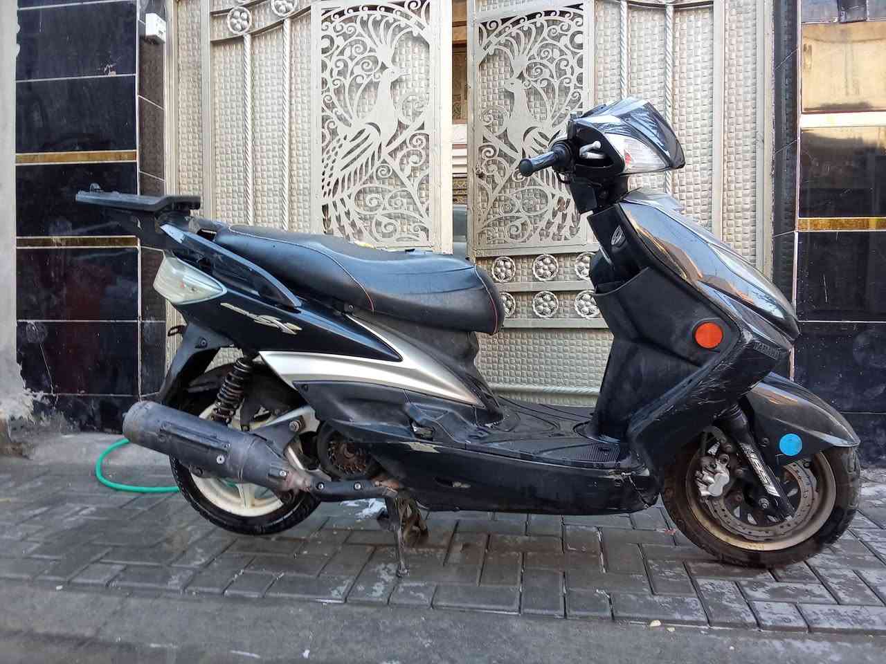 السلام عليكم 
سكنس فحل  خطين طلاعات 
دراجة جديدة مامفتوحة شلعه معدل كلجات جديدة
 زوج تايرات جدد 
 عداد الكتروني 
عليهة ادامة كاملة ( دهن بلك نوزل ) جدد 
مكاني بغداد الجديدة 
سعرها 575 وبيها مجال 
***********
