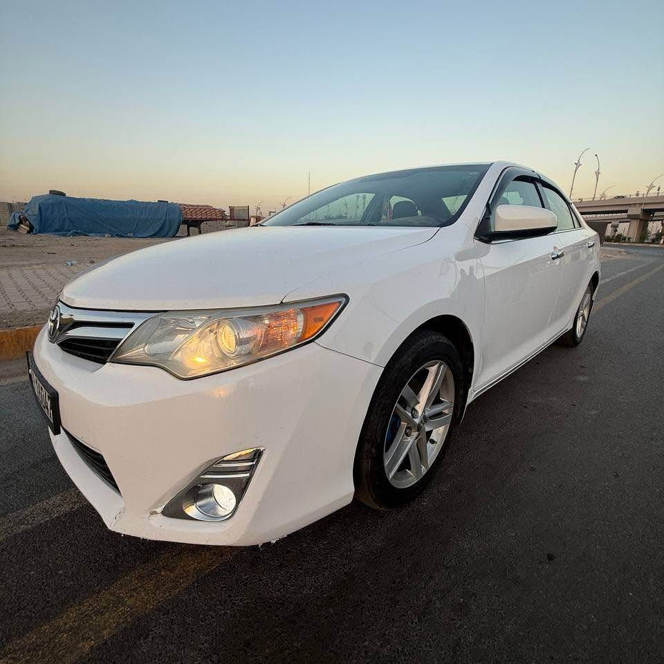 سلام عليكم كامري 2012 
LE مواصفات معروفة
بيها نص باب ونص جاملغ بدون دواخل بدون ايرباك
سبير منازل
ماشي 190 ميل
كير ومحرك ما مفتوح
*********** كركوك, العراق
