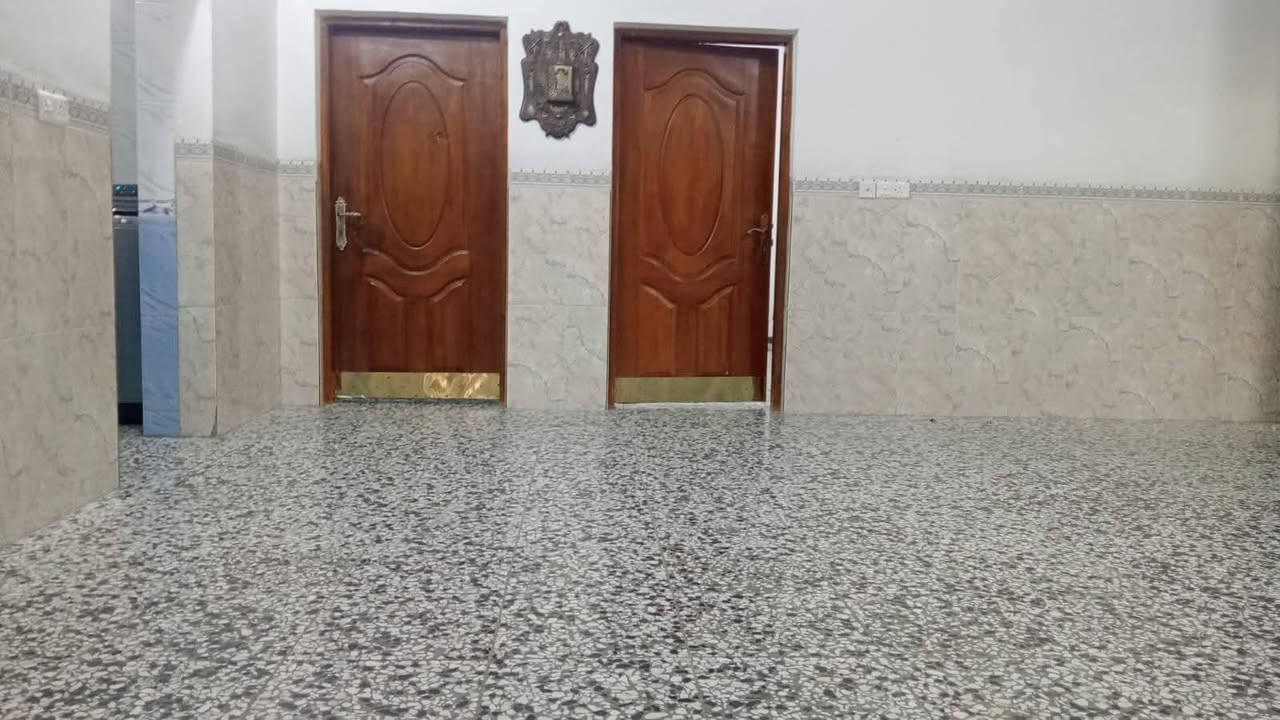 دار سكن للبيع مساحته ( 400 م )
واجه ( 19م * 21،5م ) طابو زراعي سند / 25 المساحة الكليه للسند ( 1،5 دونم ) بناء طابوق 🧱 سنة 2018 
يحتوي البيت على :- أستقبال وصاله ومطبخ سيراميك وغرفة نوم عدد 2 وصحيات داخليه وخارجيه وكراج سياره وحديقه جانبيه ارضية البيت كاشي سليمانية والجدران سيراميك 
متوفر جميع الخدمات وقريب على سوق أبو غريب 
السعر / 150 مليون وبيه مجال للجاد بالشراء ( البيع مكاتبه مصدقه من كاتب عدل )
العنوان / بغداد- ابو غريب - الناحيه - البستان - قرب جامع الحسن 
للأستفسار أكثر يرجى الاتصال على الارقام التاليه:-
*********** أتصال + واتساب 
*********** أتصال 
مكتب الديار للوساطة العقارية ( أبو عمر الزوبعي ) 
عمولة المكتب ‎%‎1
