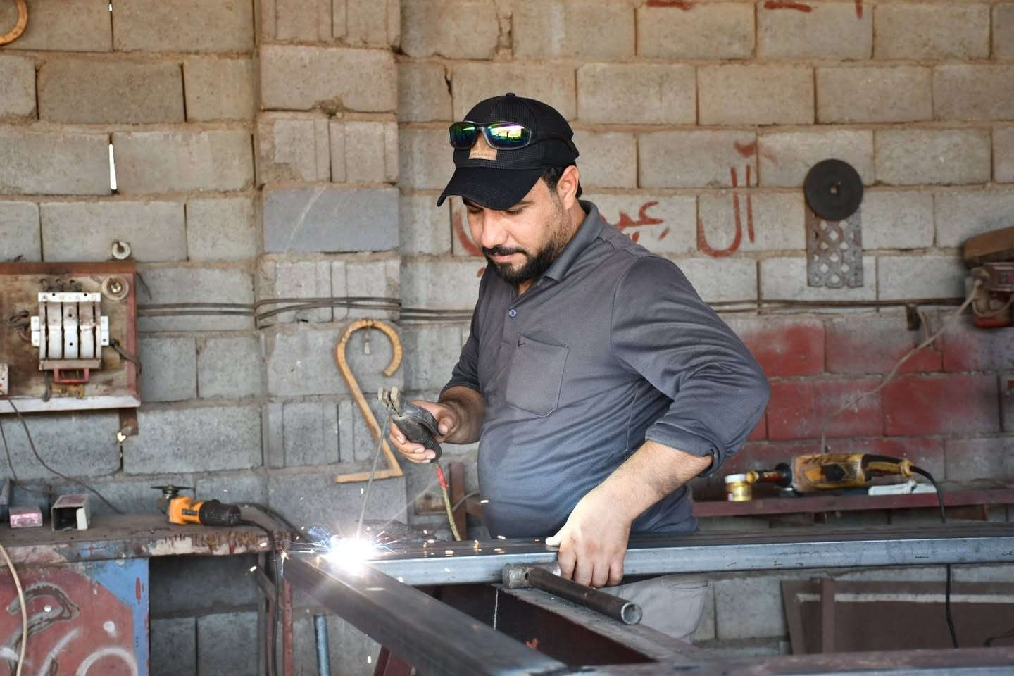 بإشراف: مثنى فيصل حداد 🔨💼
​لأن منزلك يستحق الأفضل، نقدم لكم أرقى التصاميم وأحدث الموديلات في عالم الأبواب والشبابيك​🛠️ تفصيل حسب الطلب: نلبي جميع الأذواق والمساحات بلمسات فنية متميزة.
​📐 دقة في المواعيد وسرعة في التنفيذ والتركيب. للاستفسار والحجز:
​رقم الهاتف: [***********] 📱
​العنوان: [عامريه الصمود قرب قيمقاميه
