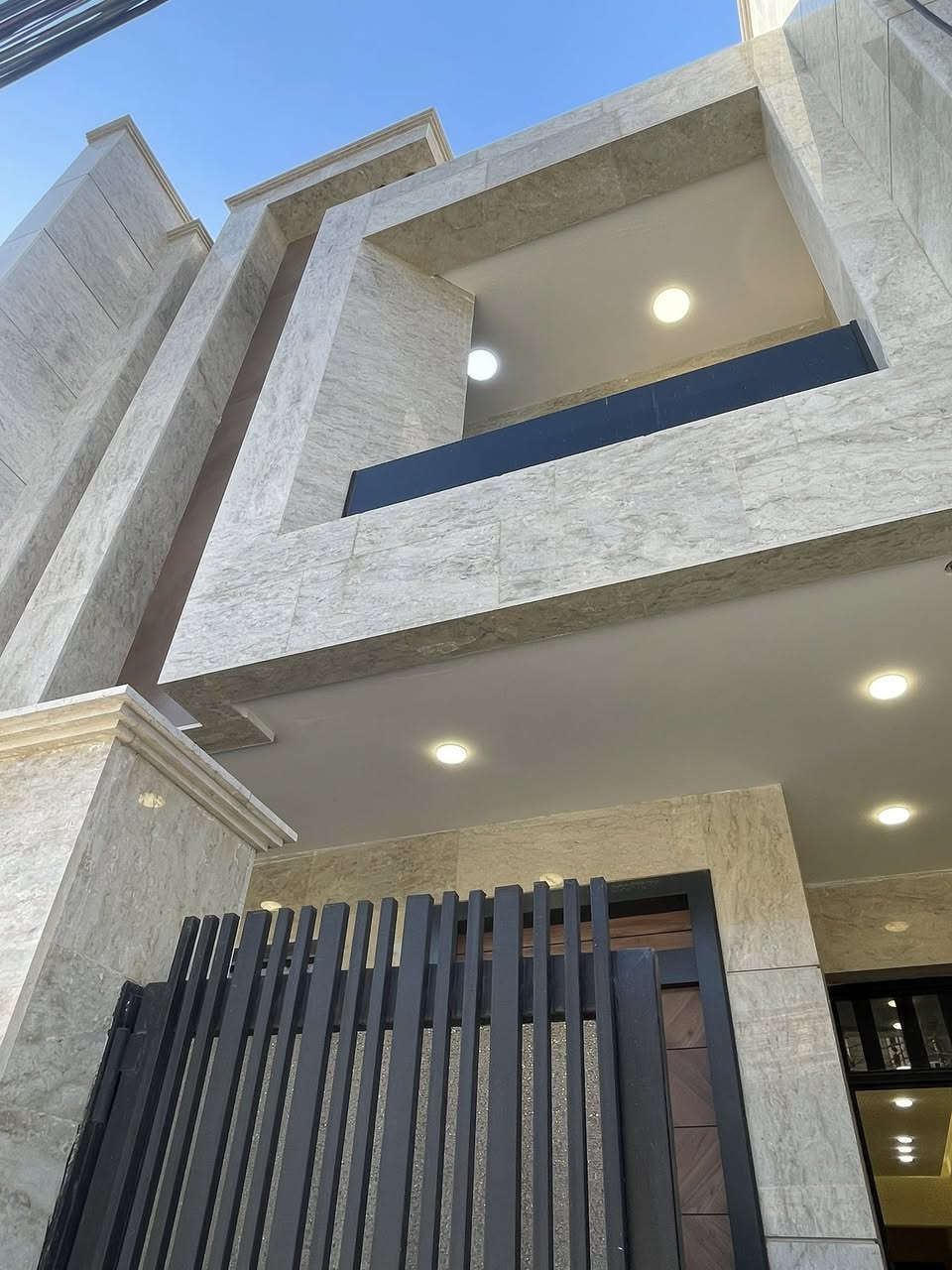 بيت حديث المساحه 114 متر يحتوي 4غرف نوم وصاله ومطبخ  خدامات 3 الموقع حي التجار مقابل كليه الامام الكاضم السعر 350 وبي مجال الاستفسار ***********
