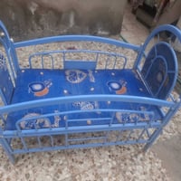 سرير طفل • أثاث