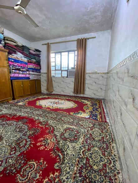 السلام عليكم بيت للبيع المساحه ٢٠١١ متر ويا كاع محرمه مساحته ٢٠٠ متر مسيجه البيت بناء جديد طابو زراعي سند ٢٥ مكانه الشعله قطاع ١٥ قريب عله قريت عبد الواحد كاع بيت ثويني بي ٥ غرف نوم + حمامات ٣ + استقبال + مناور ٢ + مطبخ+ حولي فوك + حولي جوه مكلف بالنشر 
للأستفسار 
***********
 ***********
