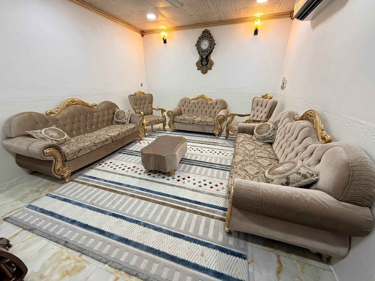 السلام عليكم

تخم تركي ملكي 10 مقعد مع طبله وسطية 

نظافة 90 ‎%‎

الموقع تكريت حي القادسيه 

للأستفسار   ***********

— في ‏‏تكريت‏‏.
