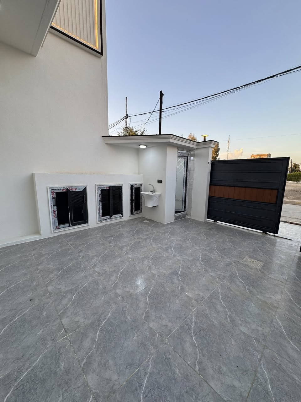 إعلان رقم ( 464 )
￼
( طابو ملك صرف )

#دار للبيع – بناء حديث زيرو فول مواصفات مقابل حديقة

بيت سكني حديث البناء، مشيّد وفق أعلى المواصفات الهندسية وبمواد بناء ممتازة، تشطيب راقٍ وعصري، تصميم عملي يوفّر الراحة والخصوصية

المساحة :- 100 متــر واجهة 5 متـــر  

الموقع:- كركوك - حي الأسرى والمفقودين ( مقاطع 49)
المواد المستخدمه في البناء من اجود وافضل الأنواع :-

اثنين غرف نوم واسعة ومضيئة
صالة استقبال أنيقة + صالة معيشة
مطبخ عصري بتصميم عملي
عدد 3 حمامات بتشطيبات حديثة
بناء حديث زيرو فول (أول ساكن)
إضاءة وتهوية ممتازة
موقع هادئ وقريب من الخدمات

 للاستفسار الاتصال *********** رشوان المفرجي 

 يتوفر واتساب - تلكرام  

او مراجعة مكتب [ البيرق للعقار ]حي عدن سايدين مدينة العاب كركوك  قرب جامع تحسين صوراني مقابل ثانوية امداد للبنات
