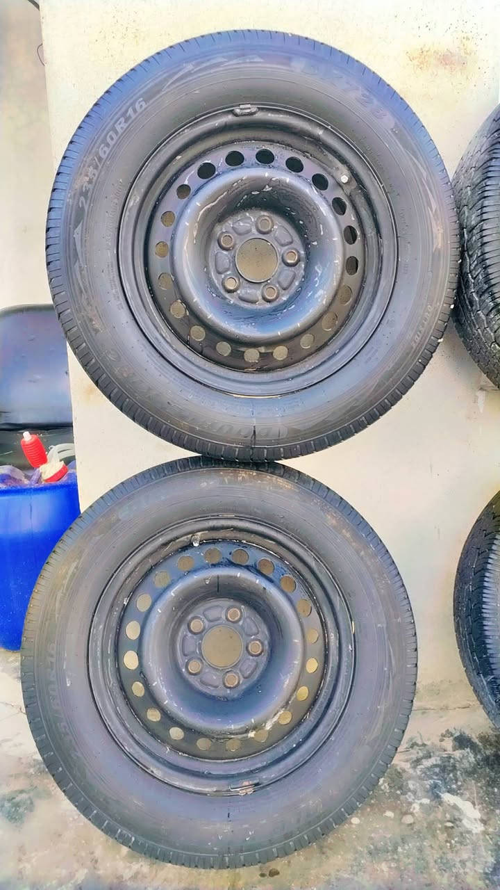 السلام عليكم
للبيع وياله مع تايرات فوك النص عمر
 عدد 4 حجم 16 أصلي مو تجاري
وياهن 4 كب
تايرات 235/60/16 عدد 2
215/70/16/عدد 2
للاستفسار الاتصال على الرقم ***********
