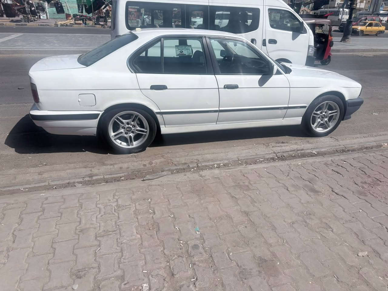 سلام عليكم 
للبيع 1991 
بدون دواخل بدون صبغ بلادي 
بيها 
طخه بسيطه  جاملغ خلفي مابينه 

غرفتها بحاله جيده
كهربايات كلها شغاله 

و سياره جاهزه 

صالها عندي ٥ سنوات 

محرك 220 مسكر بحاله ممتازه 
كير عادي 
تبريد شغال 
صدر جديد 
تايرات جديده 
سنويه نافذه 
ب اسمي 
*********** عنواني اربيل 
سعرها 58 وعليها 300 دولار غرامه تنزل من سعرها ً 

و بيها مجال
