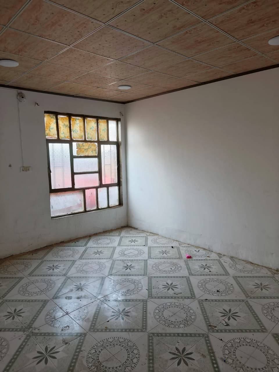 بيت الايجار مساحته 120 متر يحتوي على 3 غرف و صاله وتخاريج مكان حي المكرمه قرب سوق المسكف 
*********** مكتب ارض النجف
