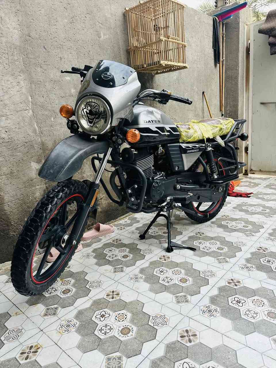 سلام عليكم دراجه دايوان  جبلي موديل ٢٣ وراق صولي شرط ترقيم دراجه طالع من علي سيزر سويج ٢ بصمه ٢ تشغيل عن بعد دراجه كفوله من كلشي من شخط من لحيم مكان ديالى شهربان مو شراي لا يجي خاص فدوه لحد نطي سعر من يمه تره سمع كلم مو حلو ‭0772 183 4874‬
