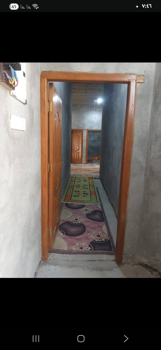 سلام عليكم  عندي 🏠 للبيع مساحه 200متر  بصره ابو خصيب طريق الصحراء يتكون من غرفتين وديوانيه وصاله مطبخ صحيات داخليه وخارجيه مناور 2 علمن نقص البيت سيراميك وسقف ثانوي وبياض مجاري على النهر الاستفسار اتصال على الرقم ***********
