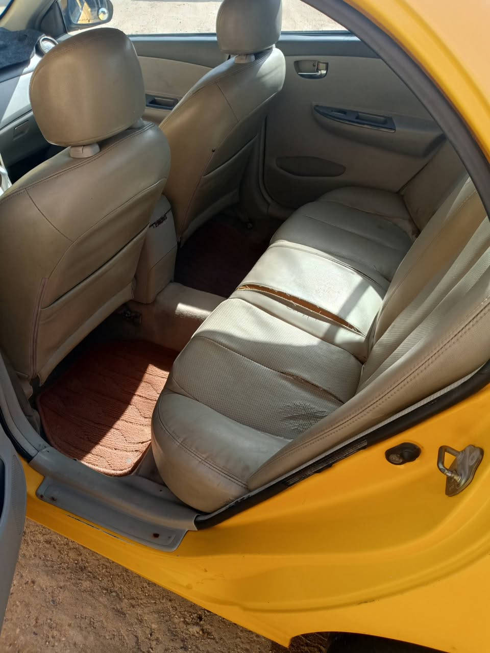 بي وايدي جي 3 بسمي رقم بغداد انكليزي هزة جديدة مصفرة هيئة وا غرامات سيارة بيها ثنين جاملاغات مبدلات اثر خياس مسويلها ادامه عامة بور وا مشط واتربم رولات قوايش نوزلات برشر بريك وعنبار جديد تايرات امامي جديد  صدرها جديد المحرك جيد جدا  النقص اللي بيها الكير بي عتة وجامه سلايد مكسورة وريمون البصمه فقط رايدها 38  وبيها مجال رقمي ***********
