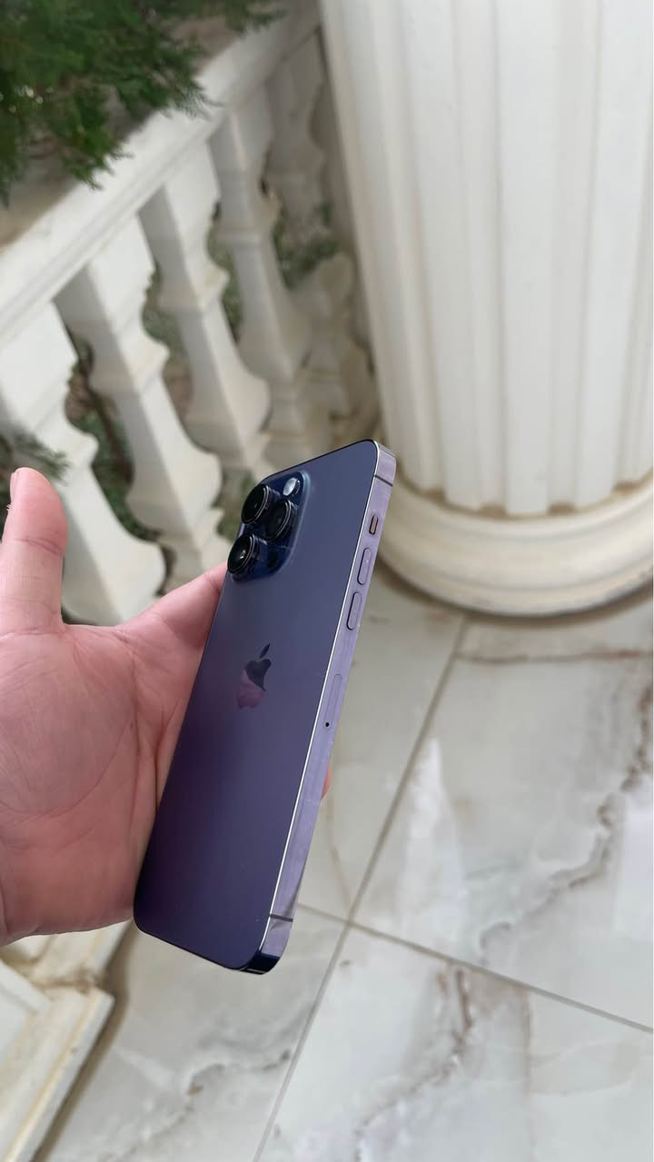 ئایفۆن 14 پڕۆ ماکس، ڕەنگی مۆر، زۆر پاک و بێ کێشە 
وەک نوێ وایە. تەنها گلاسی شاشەکەی گۆڕدراوە بە ئەسڵی، پەڵەیەکی (خاڵێکی) زۆر بچووکیش لەسەر شاشەکەیە. مۆبایلەکە نوێیە، بیپشکنە ئینجا بیبە. پاتری 80٪، دوو سیم کارتە و کامل ئەشیای لەگەلە نرخەکەی 500$ دۆلار و کەمێک مەجالی تێدایە.
***********
آيفون 14برو ماكس بنفسجي نضافه فول جديد. بس گلاس شاشه مغير اصلي و هذا نقطة صغيرة علي الشاشة التلفون جديد تفحص بعدين تأخذ  بطاريه 80 و دبل سيم سعر500$ بي مجال بسيط
*********** أربيل, العراق
