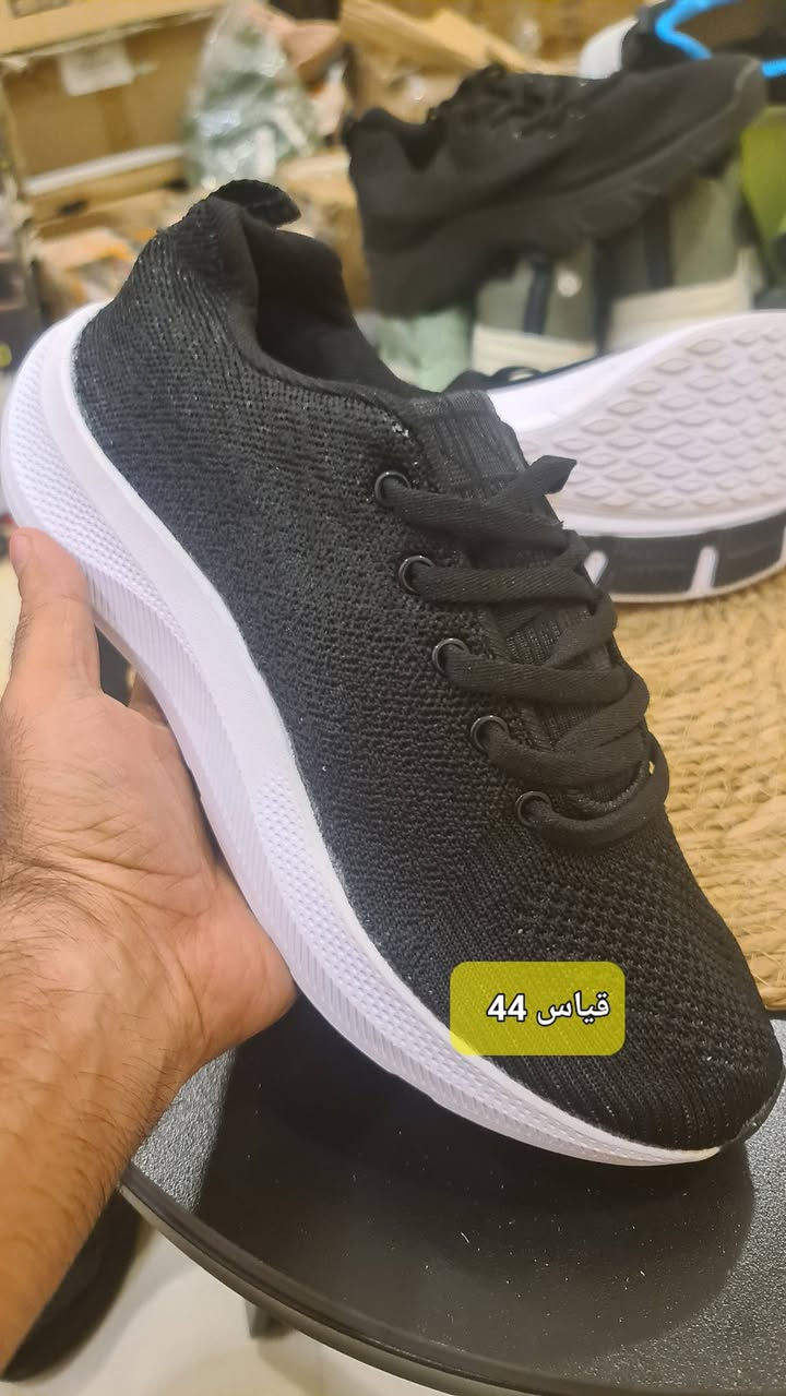 أحذية رجالية كل القياسات والتفاصيل مذكور بالفديو والصور.. قياسات خشنة اغلبهن سعر القطعة 10 الف شكو وحدة معروضة من الاحذية سعرها 10 الف.. خاص او على الرقم ***********. توصيل موجود 5 الف إلى جميع المحافظات.
