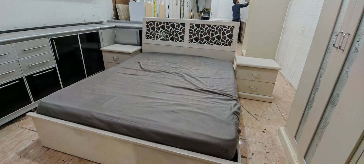ژووری نوستنی تورکی 
قوڵی ناو تاکەکان 55سانتیمەترە
زۆر جوان و هەرزان 
نوستنکەی پێکهاتوە لە 
کانتۆر و سیسەم و دۆشەک و مێزتەوالێت و دوو کۆمێدی 
بەسعرێکی زۆر هەرزان ئەیفرۆشین 
ناونیشان سلێمانی کانی سپیکە خوارمزگەوتی تەبایی بەرامبەڕ مارکێتی کەوێ
***********
viber & whats app السليمانية, العراق
