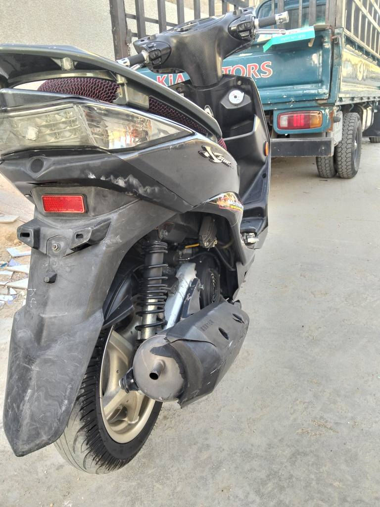 السلام عليكم دراجه سكنس لد للبيع مكينه بلادي شغاله نكره سلف الدراجه خير من الله شلعه ومعدل وبيهه تزويد صدر امامي فج صينيه يدات مال بريك   يرادلهه دسك امامي وتاير خلفي تعبان اي نقص مابيها
وهاذه رقمي *********** بغداد, العراق
