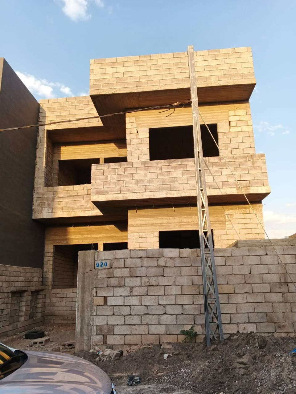 ​📣 دار طابقين (هيكل) للبيع
الموقع: الموصل - منطقة زيونة (مقابل مديرية المرور مباشرة).

​المساحة والأبعاد: 154 متر مربع، الواجهة 8.5 متر تقريباً.

​الوضع القانوني: زراعي مع وجود (وصل بلدية رسمي).

​مواصفات البناء والخدمات: 

​بناء هندسي متعوب عليه (ملفوف بالكامل، والستائر صبة، ويحتوي على نظام دكتات تبريد).

​تصميم داخلي واسع (استقبال كبير + مطبخ حار بارد).

​يحتاج تشطيبات نهائية فقط.

​الشارع صبة ومخدم بالماء والكهرباء. قريب على سايدين الوسطية 

​📞 للمعاينة والتفاهم على السعر:

​📱 رقم الهاتف: [***********]
