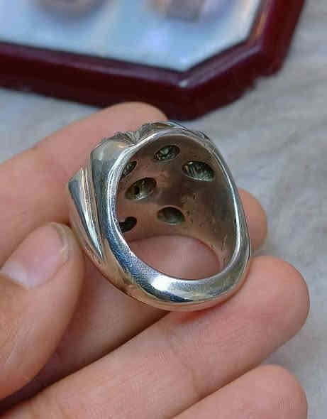 قطعة اليوم من الموزنايت الروسي 💎
 ب 9 أحجار مميزه، أحدها بلون أخضر نادر جداً 🌿✨
مع صياغة يدوية ثقيلة وشغل متقن و هذا يخليه ملكية  👑
قطعة نادرة ولا تُعوّض لمن يبحث عن التميّز والفخامة 🔥
📩 للتواصل على الخاص أو عبر الواتساب: ***********
