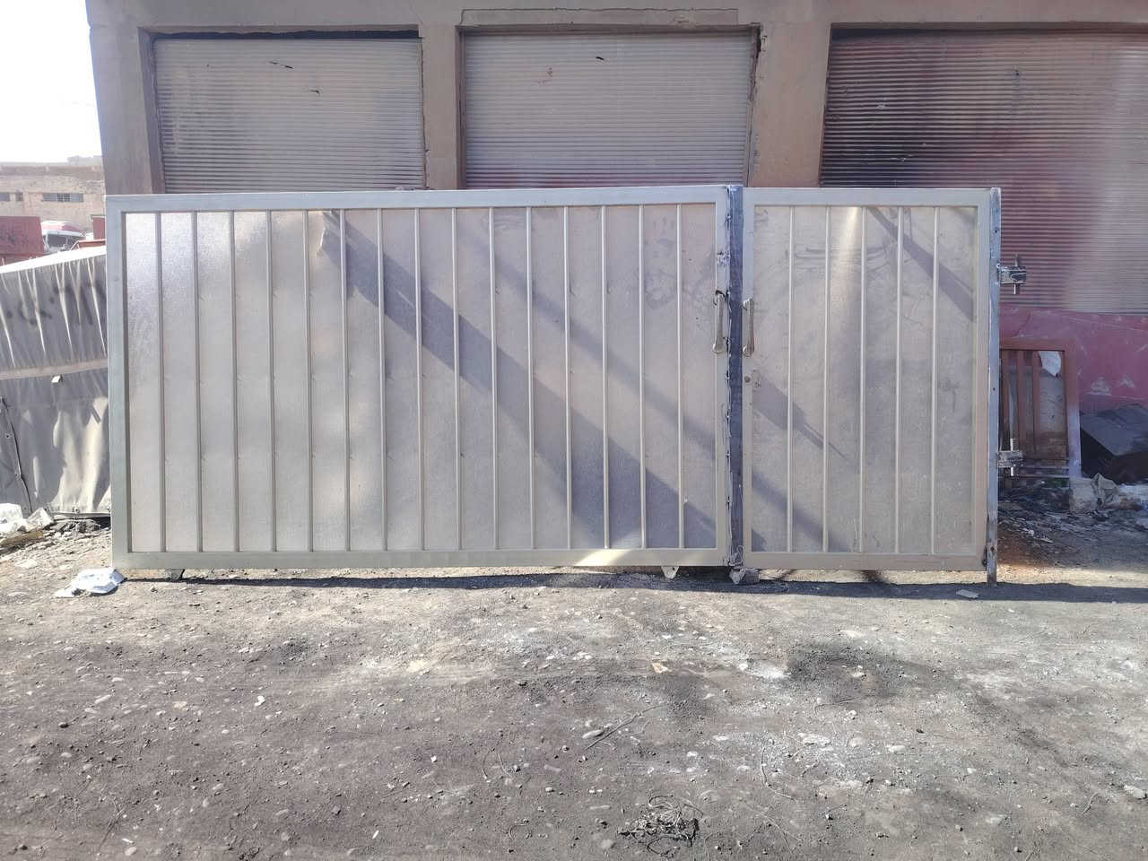 باب سلايت للبيع
طول 4متر وربع  مع ملحقاته كامله 
ضهر كابون زجاجي سكه جنل +شيش
مكان فلوجه حي صناعي 
***********
