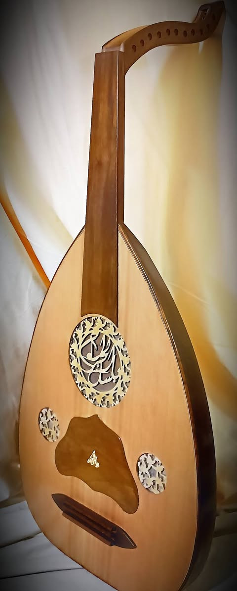 السلام عليكم (( صناعتنا ))
تم صناعة الة عود كهربائي مع حقيبة مبطنة
ملاحظة العود مباع
مع تحيات باسل الجراح لصناعة الة العود
واتساب ///***********
