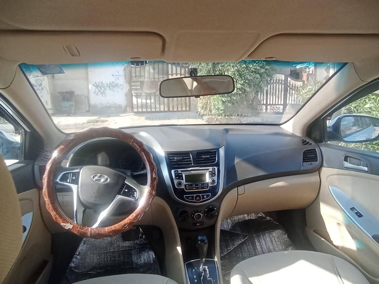 اكسنت خليجي ابيض اللون مكينة 1600دوش موديل 2014 رقم
جديد سنوية جديدة  ما ساقطة رقم انكليزي 
السونار السيارة موجود 
مكينة جديدة ما بيه اي بخار 
حدادية نفض 
تبريد شخال 
ما ناقصة برغي 
چاملغ تبديل أمامي جهة السائق بدون دواخل والدوار الخلفية بيهن صبغ وبيهة باب اربع قطع فقط 
مكان السيارة بابل 
مالك الشرعي في بابل 
الرقم: *********** 
السعر: بشدة وبيهة مجال
