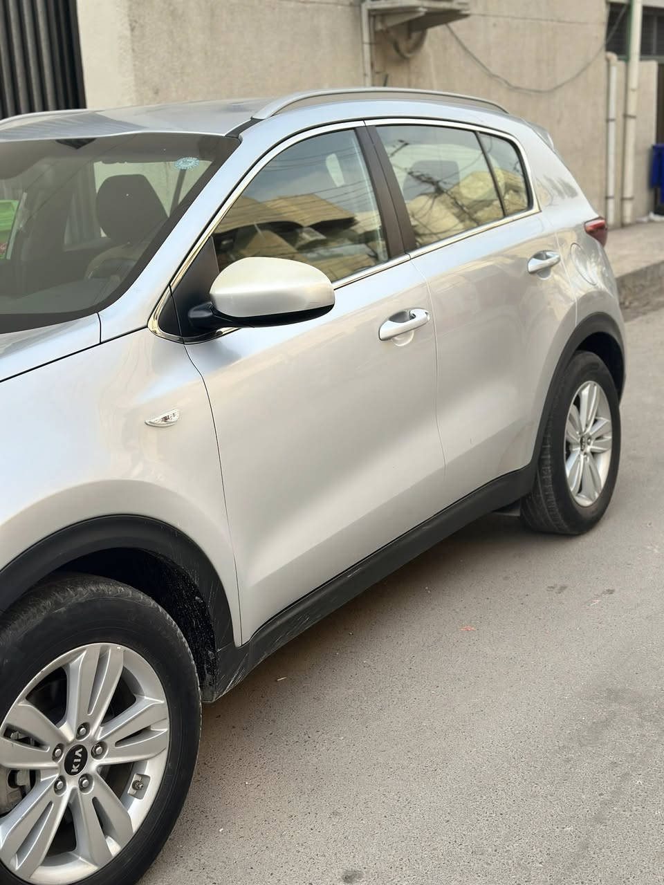 السلام عليكم  سبورتج مديل ١٧ السياره مال بيت   ماشيه ١١٦  بيهه صبغ جاملغ او بنيد   او شويه بارد بل الباب. الخلفي  السعر ١٣٦   او بيهه مجال حك الجيه  فقط بغداد بلديات  الشراي يتصل ***********
