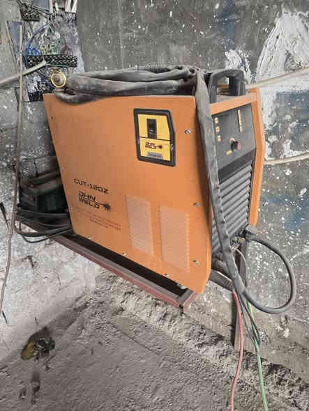 مكينه لحام ولدن زائد قاطعه بلازما تقطع ٣٠ ملم بيها كمبريسر داخلي وممكن تربط كمبريسر خارجي ***********بابل
