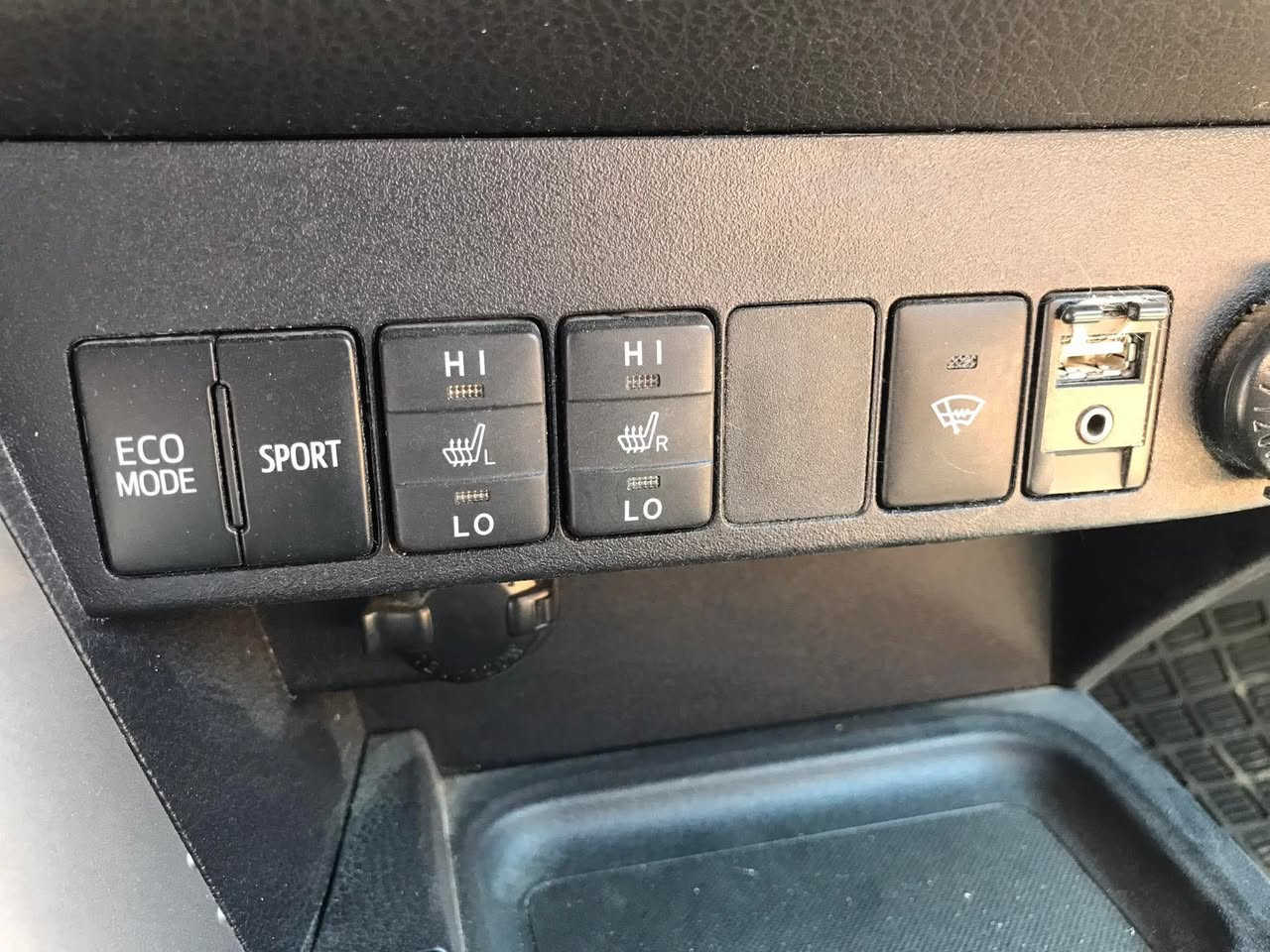 راف فور 2018
وارد كندًا 
السياره جديده  
وضع الشركة 
مدوشمة ارضية وكشنات   
دفع رباعي AWD 
رادار
كشنات تدفة و تبريد 
تحكم ستيرن
تثبيت سرعه
سياقة ذاتية  
سياره (مكفوله)
ماعدة جاملغ امامي  
وبيها بارد يم قبق البانزين
بدون دواخل 
ماشيه
63 الف ميل
سياره خير من الله
رقم اربيل بسمي 
***********
السعر 185 وبيها مجال
