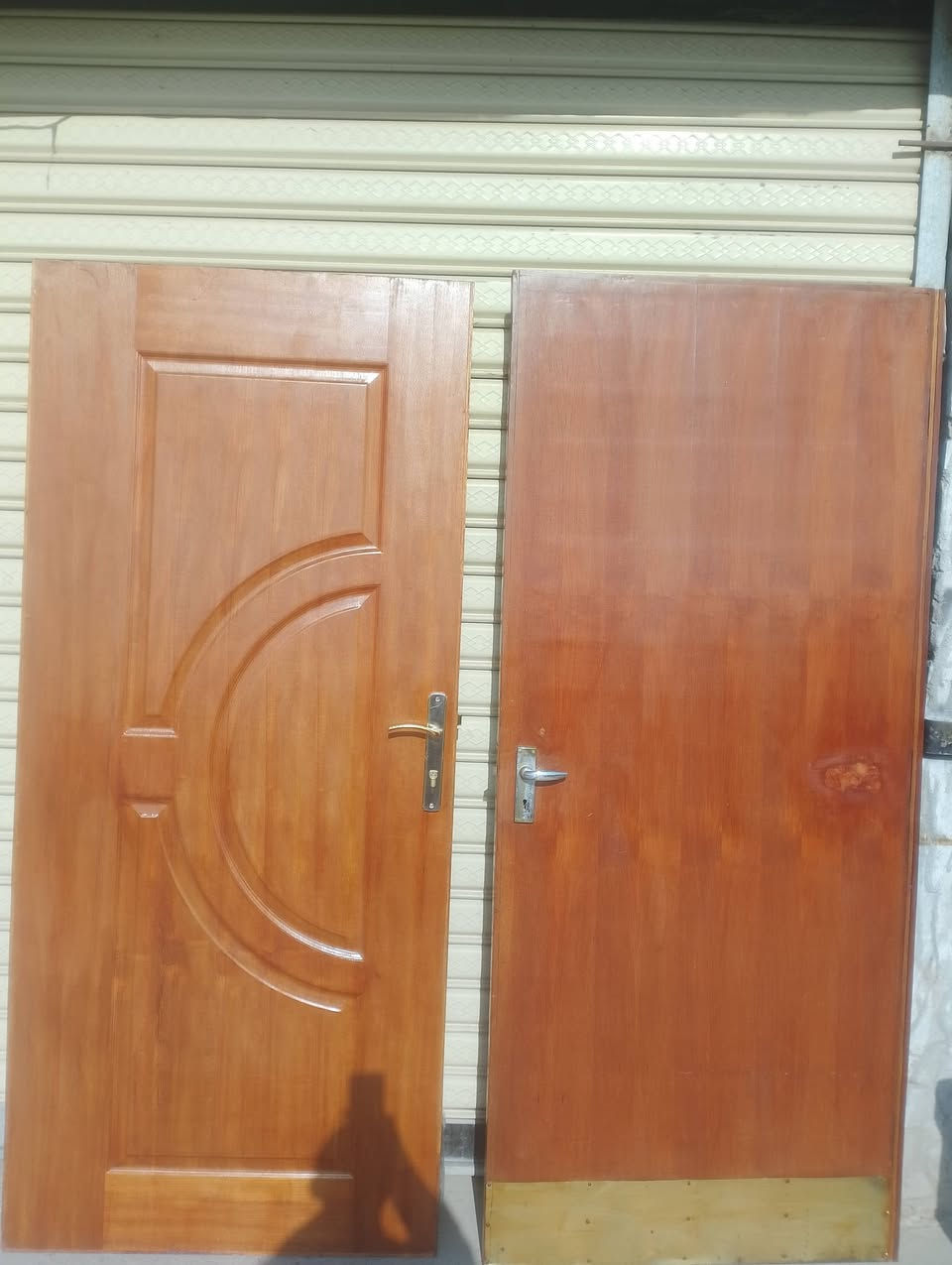 عندي أبواب خشب مستعمل صاج عراقي للبيع أرتفاع مترين و2سم عرض 88سم أبوغريب خان ضاري سعر الباب الواحد ب65 الف  ***********،***********
