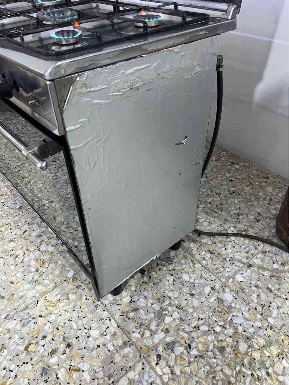 طباخ شغال كله وناره تخبل على لفحص فرنه شويه يرادله تنضيف سعره 130 وبيه مجال المكان نهايه الشعله منطقه الدهله *********** بغداد, العراق
