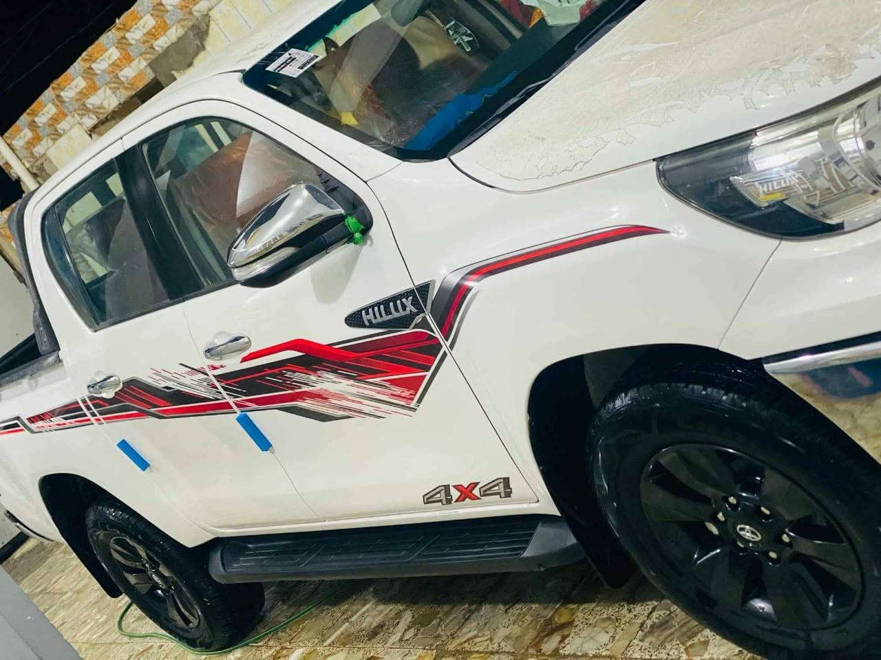 سلام عليكم
هايلوكس فرويل كويتي ساير فول مواصفات عده البصمه 
سياره كفالة عامه 
مكينه كير حداديه مكفوله 

رقم بابل نكليزي بسمي 
مكان سياره ديوانيه 
***********
