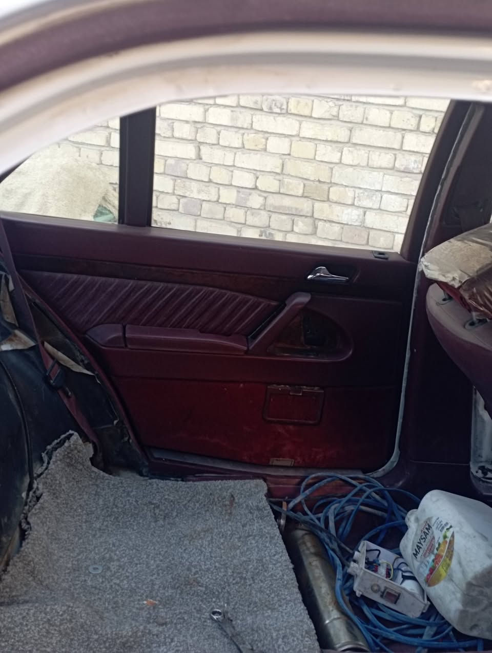 سلام عليكم مارسيدس شبح مكينه وكير ٣٠٠٠ بطل اسود السياره كل غراضه كامله عايزه بس شباج او لايت 
السياره بدون رقم كوم حديد
سعر ٣ مليون للاستفسار ***********
