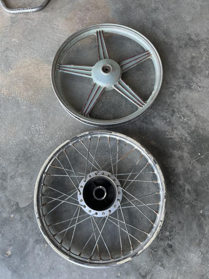 السلام عليكم غراض للبيع درع جيوب+ستيرن + وياله امامي ثنينهم واحد كب شرط عدل بوربن كامل الثاني سيم + باتري جديد مستخدم سبوع خابر ودلل شون ما تريد أبيعك ‭٠٧٨١ ١٤٥ ١١٠١‬
