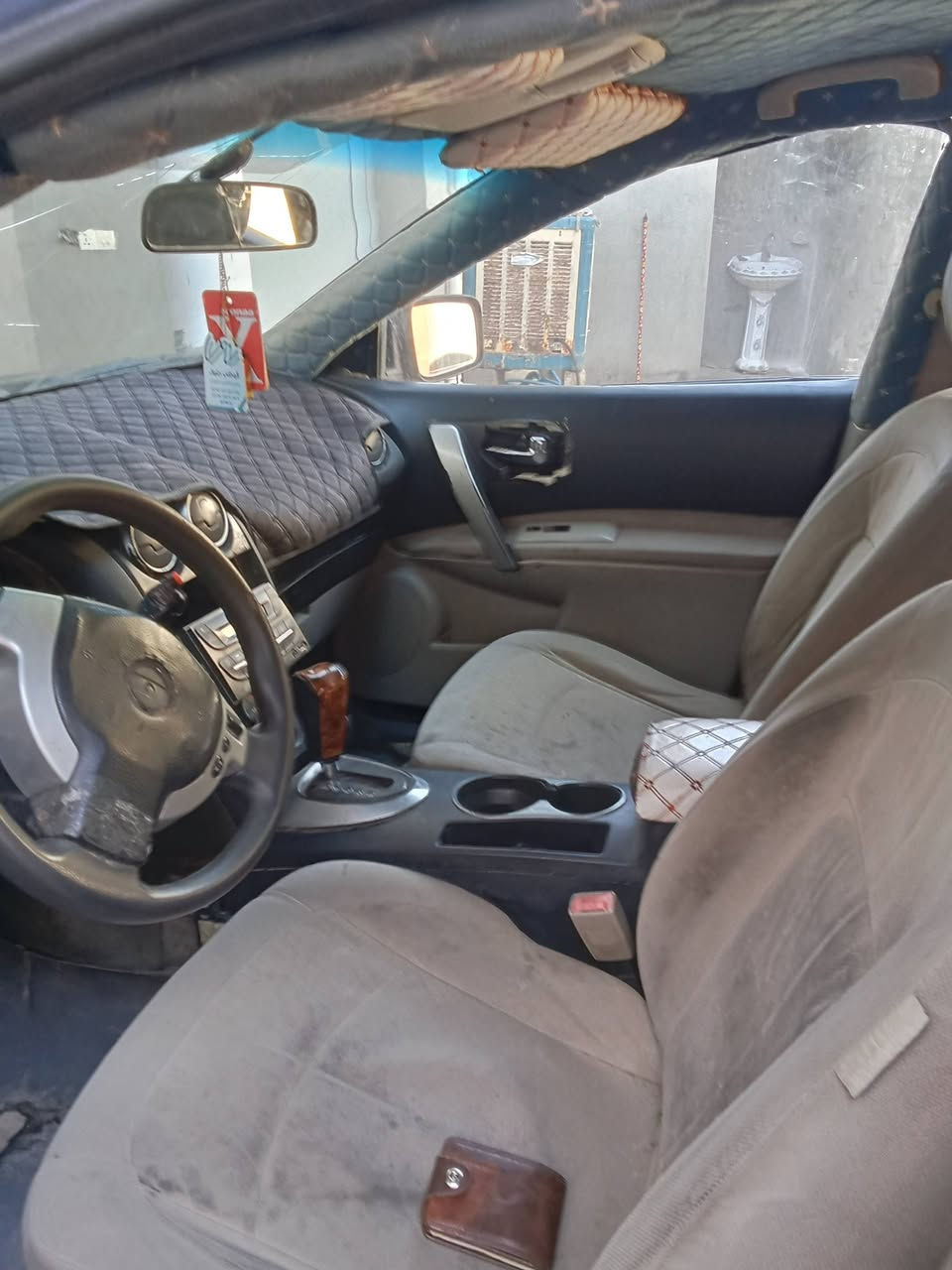 السلام عليكم نيسان روج 2009 للبيع سيارة مكينه خير من الله ضربتها بالتكم الامامية بونيد مفتوح عليها فقط 
صدر امامي خلفي جديد تايرات نص عمر كهربائيات كامله لايت زنون رقم ديالى مميز سنوية لل 28 صاحبها يريد تحويل 
ملاحظة السيارة بالجهاز يطلع كيرها تعبان بس هوه كلشي مابيه بس بيه ضعف بالاوفر
وبيها نضوح مال دهن من الطبكة مال الكير 
سعر مناسب  58 ورقة وبيها مجال مكاني ديالى جلولاء 
***********
