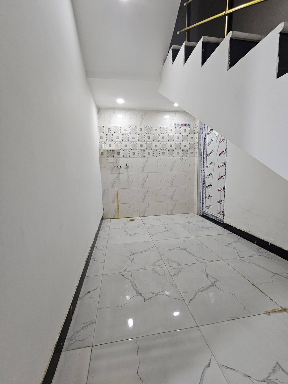 السلام عليكم بيت للبيع في مجمع الرواد السكني مساحة ١٠٨ باقي من القرض ١٠٥ مليون السعر المطلوب ٥٠ مليون بي مجال يتكون من مطبخ واستقبال هول داخلي صحيات خارجية وداخلية غرفتين نوم وحده منهن اللي بطابقة الثاني سويت ***********
