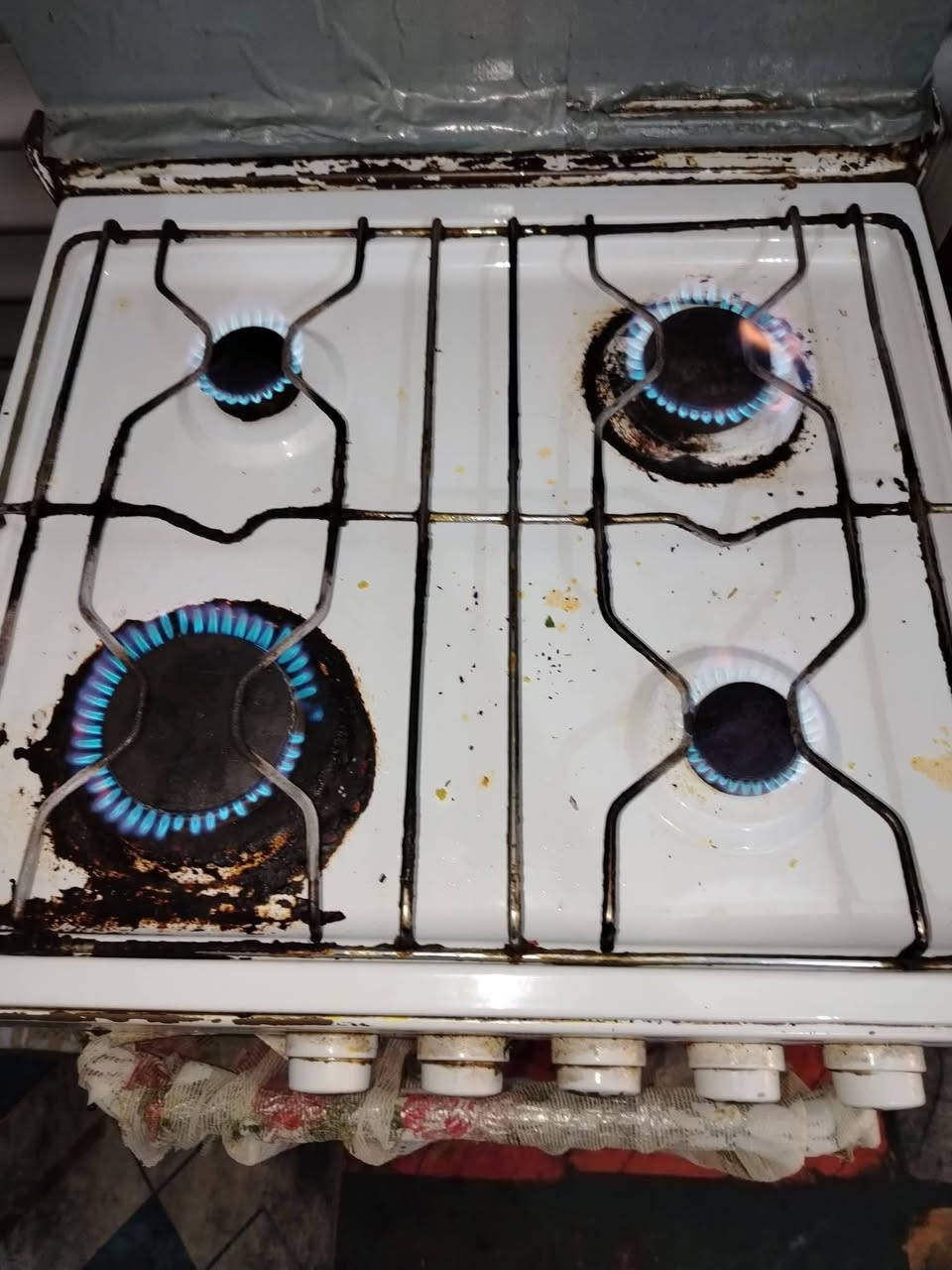 السلام عليكم طباخ ايديال مصري اربع عيون شغال سعره ١٢٥ الف على الفحص ***********
