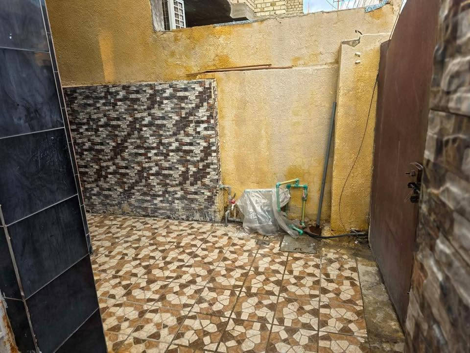 منزل للبيع في الشرطة الخامسة - بناء حديث  منزل بمواصفات ممتازة، نظيف جداً وجاهز للسكن الفوري.
​التفاصيل:
​المساحة: 100 متر مربع.
​الواجهة والنزال: واجهة 5 أمتار ونزال 20 متر.
​التصميم: يحتوي على استقبال، ممر، مدخلين، مطبخ، وصالة.
​الغرف: غرفة نوم واحدة مساحتها 5x5 أمتار (بعرض البيت).
​المرافق: حمام داخلي وآخر خارجي، بالإضافة إلى منور.
​التشطيبات:
​المطبخ والدرج وصولاً للسقف سيراميك بالكامل.
​البيت بصبغ جديد وبناء عام 2021.
​نظافة فائقة، لا يوجد رطوبة أو كاشي متقشر، ولا أي نقص.
​السطح معزول بالايزوكام.
​الخدمات: كهرباء 3 فيز مع ميزانية خارجية مرتبة وسلكترات بيها وميزانية أخرى في المنور ايضا ثري فيز، وكافة الخدمات كاملة (مجاري وغيرها).
​الموقع: الشرطة الخامسة، قرب حسينيه السيدة رقية
البيت مصبوغ وفارغ جاهز للسكن للاستفسار على الرقم
***********
السعر مفاجئه

